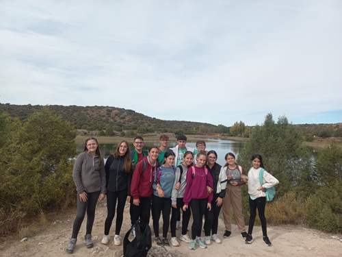 Alumnado del IES Azuer disfruta de una jornada de senderismo en las Lagunas de Ruidera guiada por estudiantes del ciclo de TSEAS