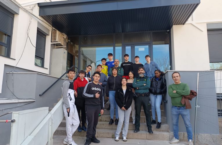 El grupo de alumnos de Ciclo formativo de Grado Básico, han visitado la Comandancia de la Guardia Civil de Manzanares