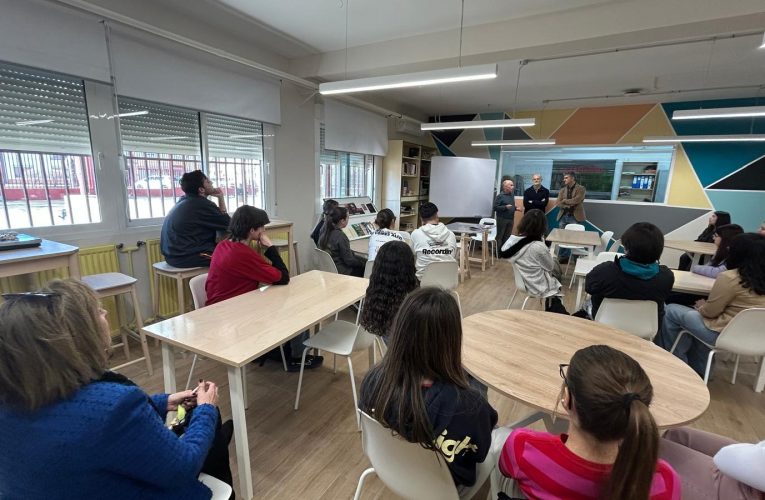 El poeta Federico Gallego Ripoll comparte su obra con los alumnos del IES Azuer en la biblioteca “Alfonso Carreño”
