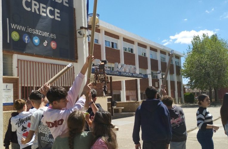 Los alumnos de 4º de ESO del IES Azuer miden el diámetro del Sol con materiales caseros