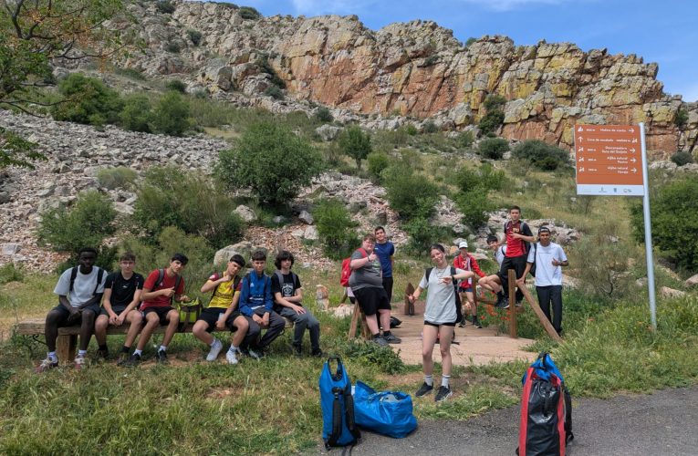 El IES Azuer realiza una jornada de escalada y senderismo con alumnado de 3º de ESO