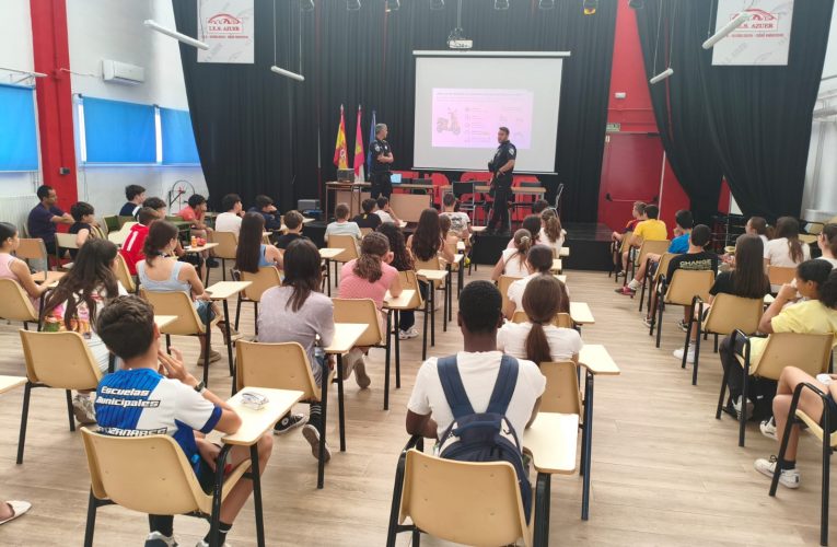 La Policía Local de Manzanares conciencia al alumnado del IES Azuer sobre el uso seguro de los patinetes eléctricos