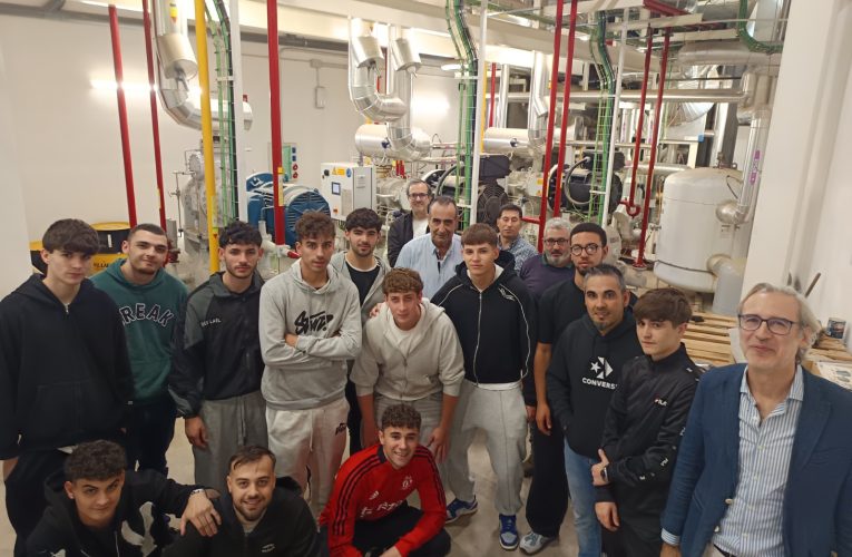 El alumnado de FP del IES Azuer conoce de primera mano las instalaciones frigoríficas del Grupo Clazamar en Santa Cruz de Mudela