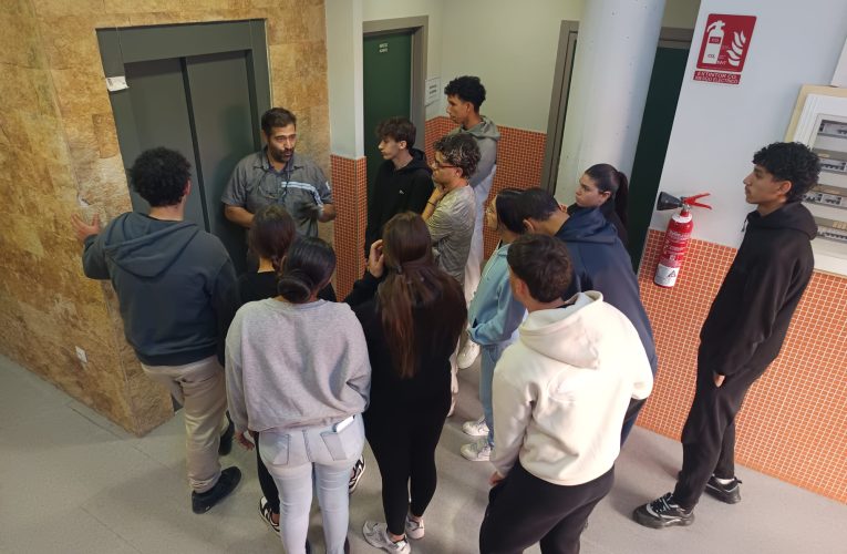 El alumnado de FP Básica del IES Azuer se acerca al mundo de los ascensores de la mano de Schindler